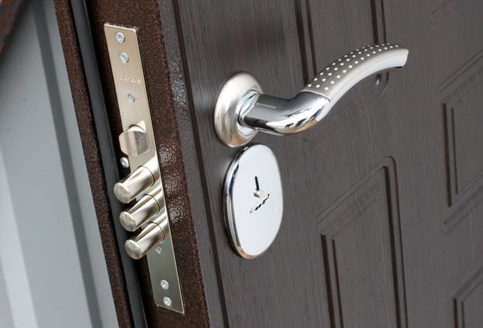 Особенности вскрытия металлической двери с двойным замком: пошаговая инструкция