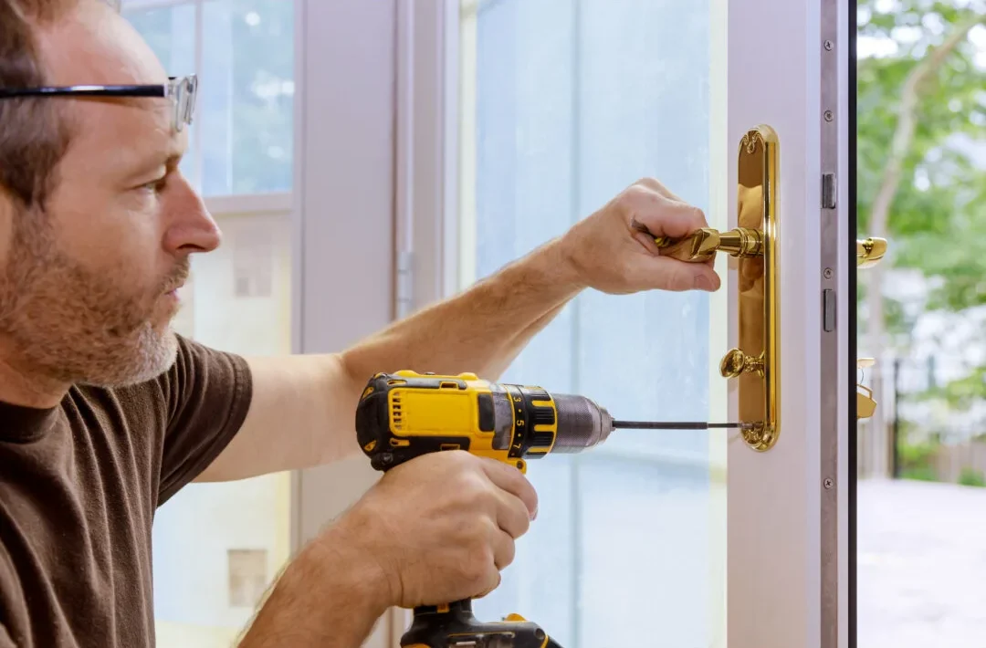 Особенности вскрытия металлической двери с двойным замком: пошаговая инструкция - 3