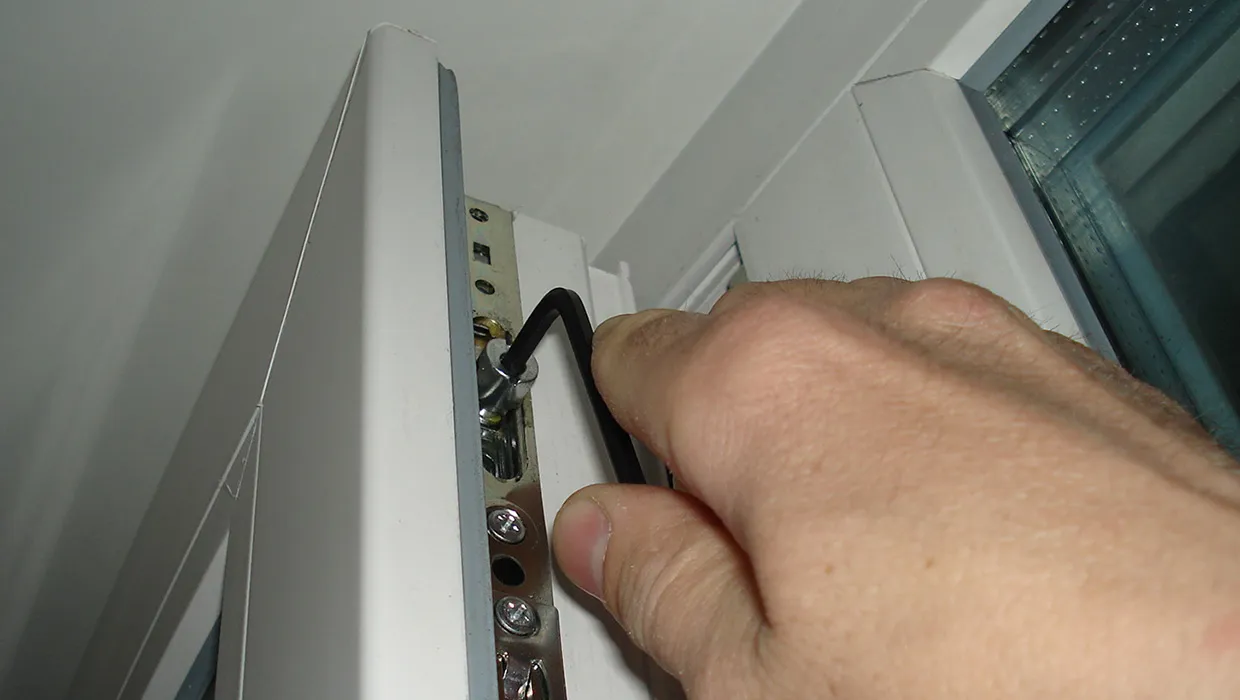 Почему балконная дверь не закрывается: причины и способы регулировки - 3