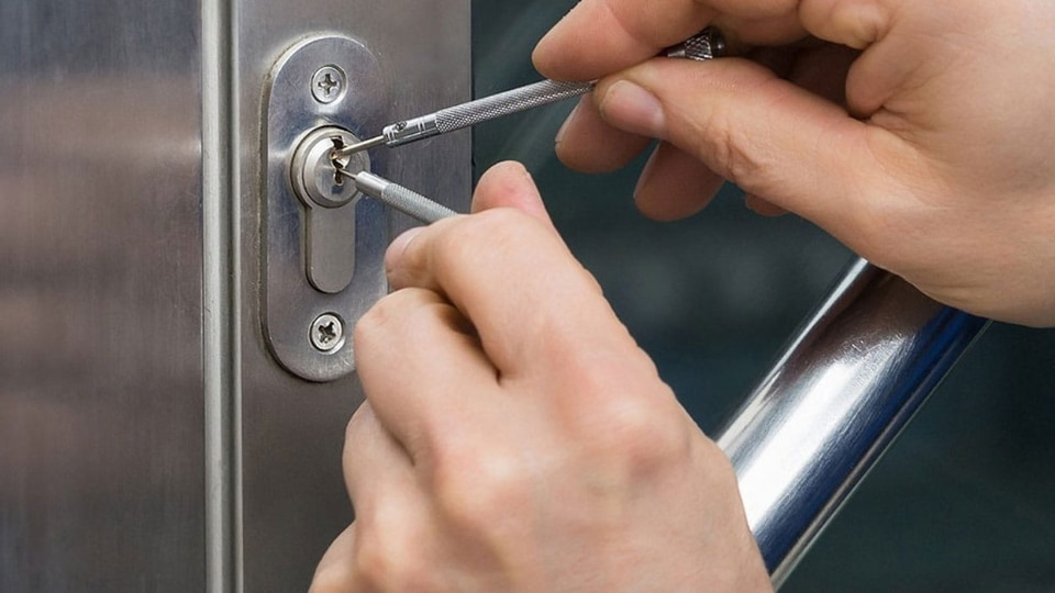 Как происходит профессиональное вскрытие замков: этапы и процедура работы мастера - 2