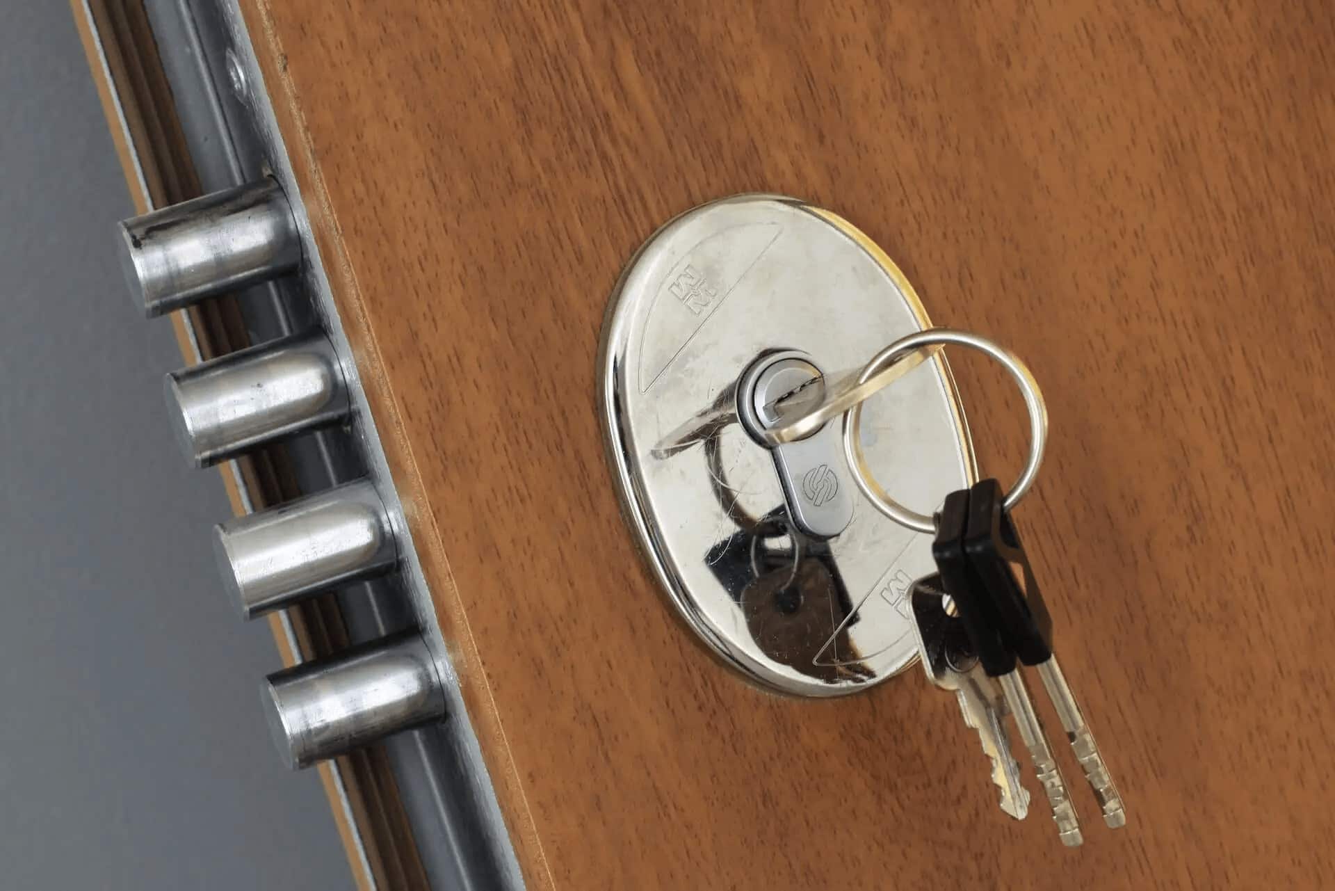 Почему нельзя вскрывать двери самостоятельно: риски и последствия - 2